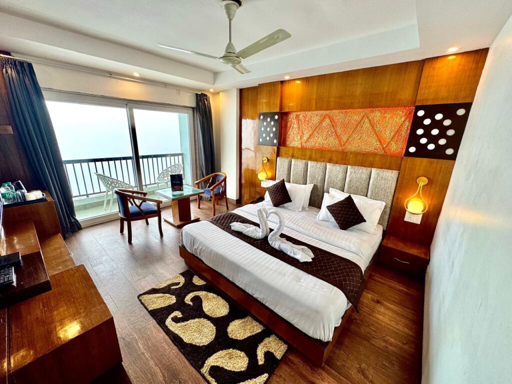 BALCONY ROOM